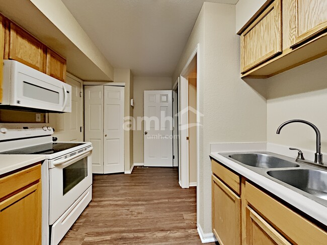 Building Photo - 1638 S Buckley Way