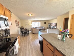 Building Photo - Updated 3bed 3bath End Unit Townhome w’Great Views