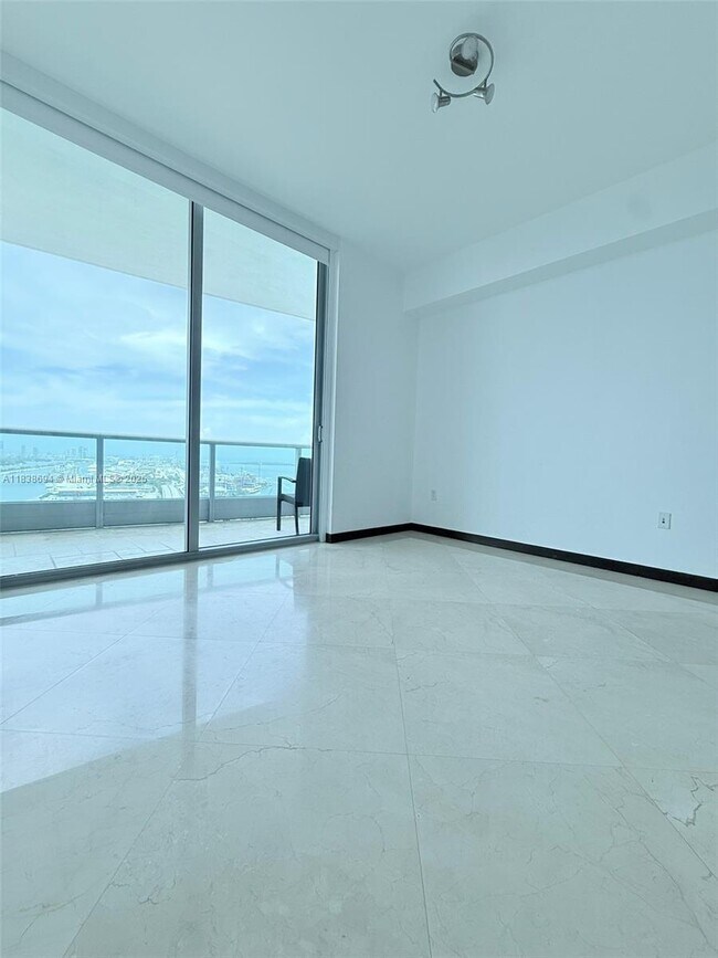 Building Photo - 900 Biscayne Blvd