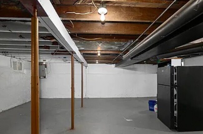 Building Photo - 1318 Division St