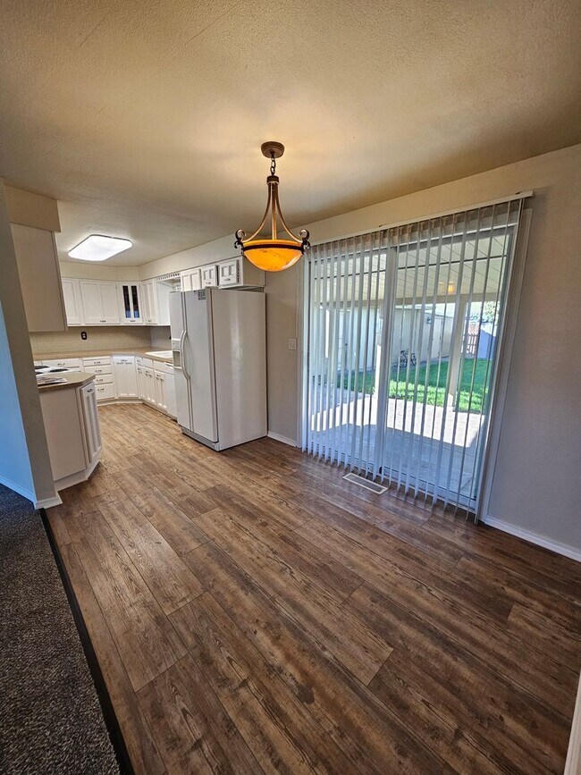 Building Photo - 3 Bedroom home in desirable neighborhood!