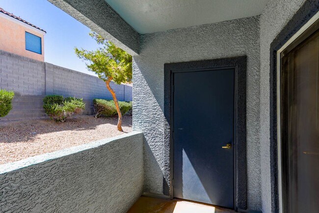 Building Photo - 3 Bedroom Northwest Condo-Gate Community