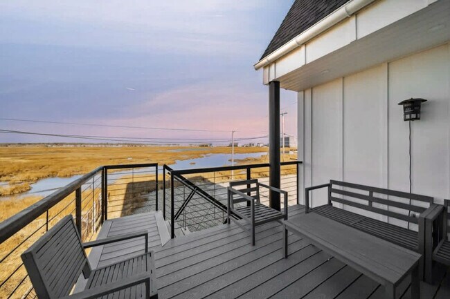 Building Photo - 10 Anchor St