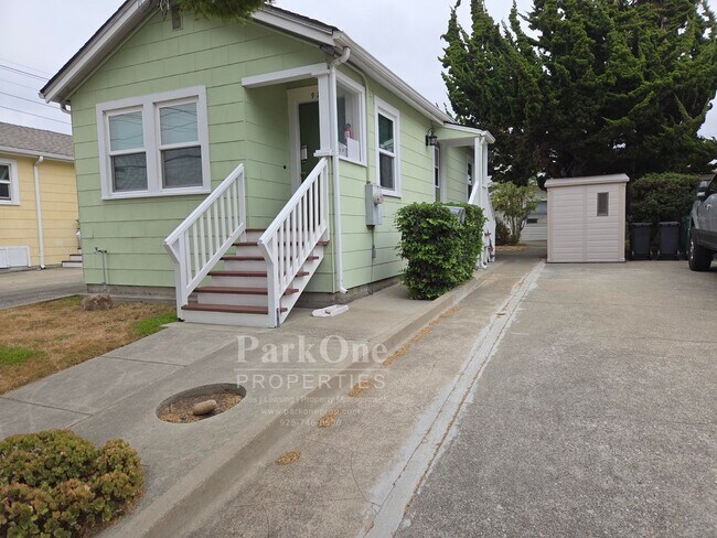 Building Photo - 979 Stannage Ave