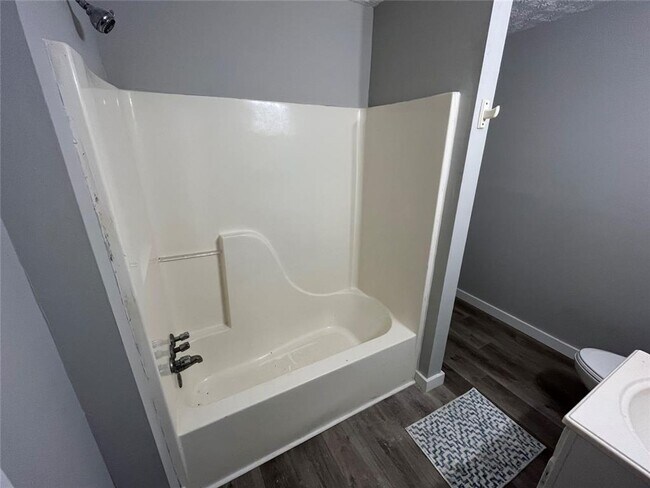 Building Photo - 3 Bedroom and 1 Bath