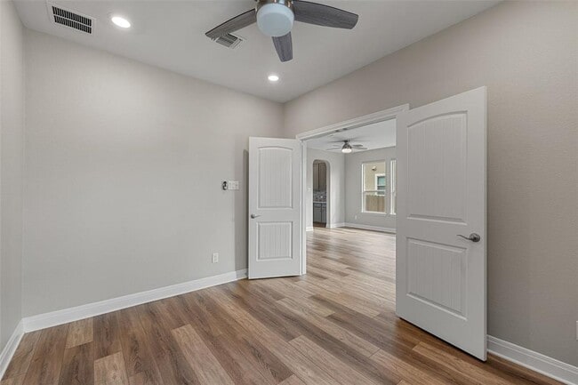 Building Photo - 1709 Stinnett Dr