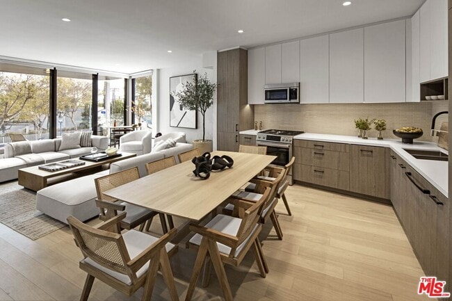 Building Photo - 9001 Santa Monica Blvd