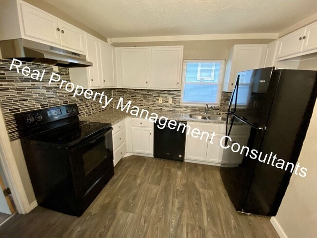 Building Photo - Charm and Space in 3 Bedroom Home
