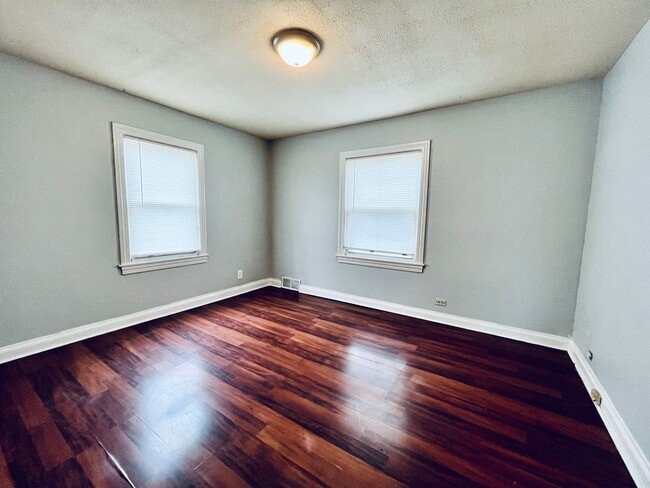 Building Photo - Four Bedroom off Dixie Highway