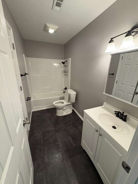 Building Photo - 2601 E Oakbrook Dr