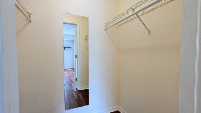 Building Photo - 1505 N Windsor Dr