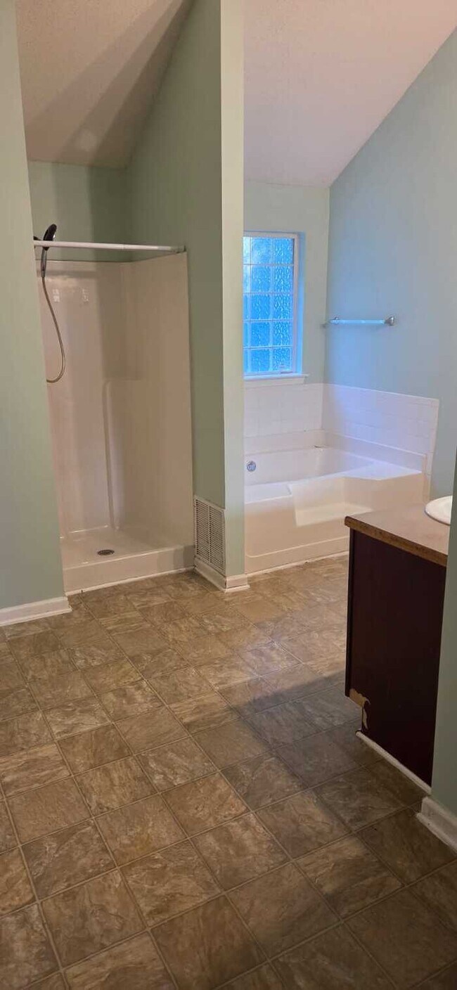 Building Photo - 5 Bedrooms 3baths Home For Rent