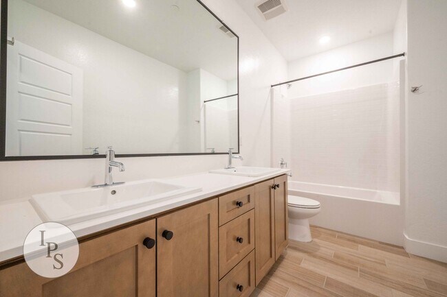 Building Photo - 2830 E Tamarind Dr