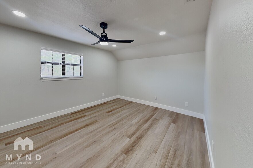 Building Photo - 1215 Spring Lake Dr