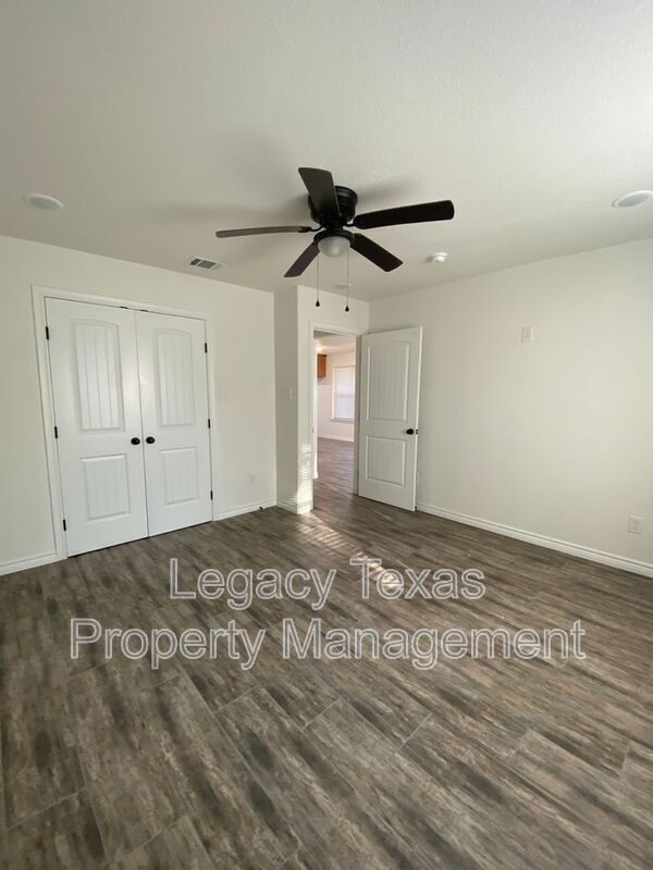 Building Photo - 702 S Wilhite St