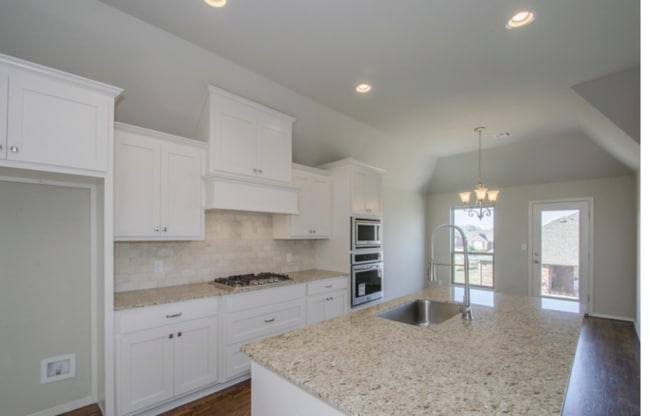 Building Photo - Unique 4 bed/2 bath/3 car garage Broken Arrow Home!