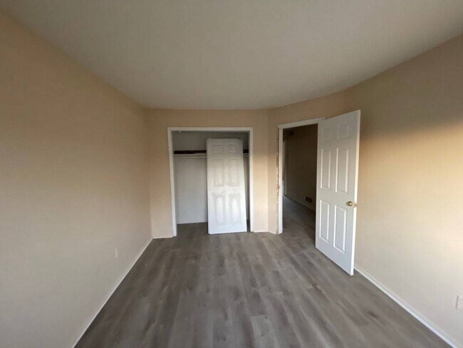 Building Photo - 14 Tarragon Dr