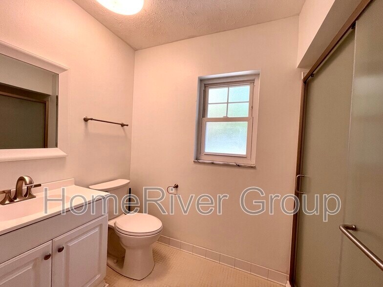 Building Photo - 2105 W Country Club Dr