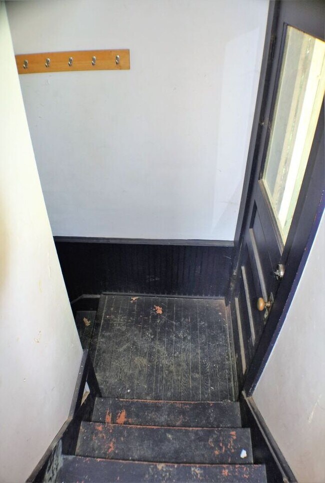 Building Photo - $1,300 | 1 Bedroom + Bonus Room, 1 Bathroom 2nd Floor Apartment | Pet Friendly* | Available for A...