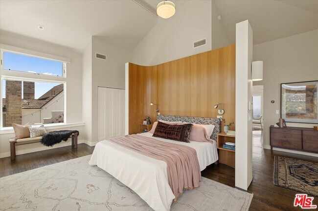Building Photo - 2700 Glendower Ave