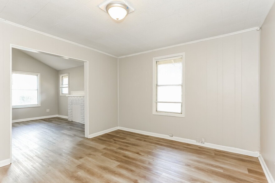 Building Photo - 3558 Dellwood Ave