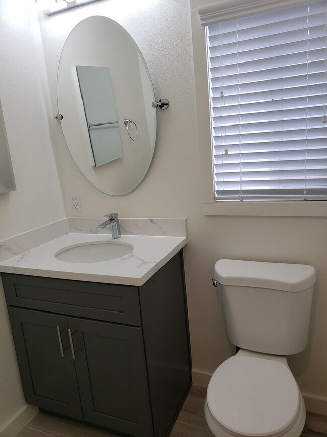 Building Photo - Newly Remodeled 1 Bedroom / Call or text O...