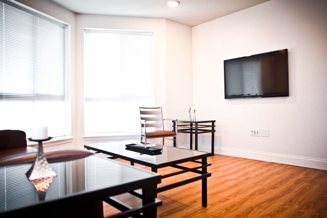 Building Photo - 606 E White St