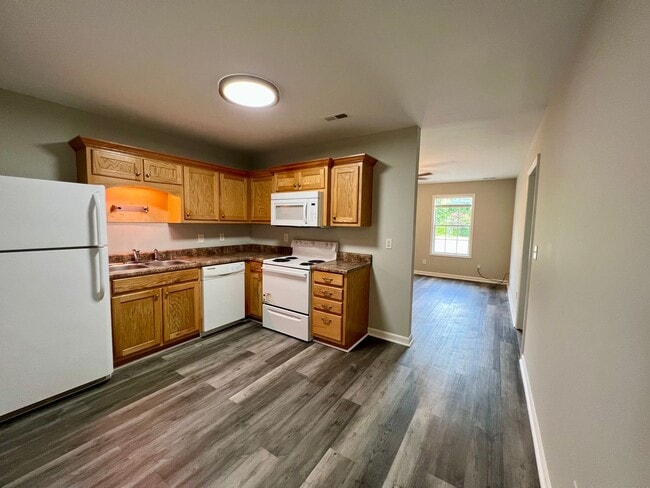 Building Photo - 3 Bedroom Duplex with Yard