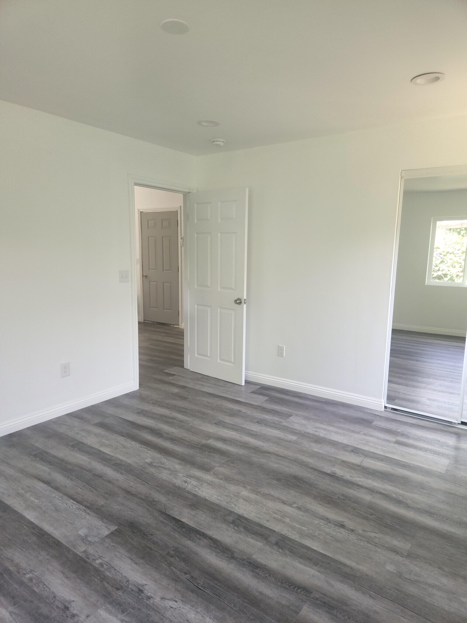 Building Photo - 1219 W 47th St