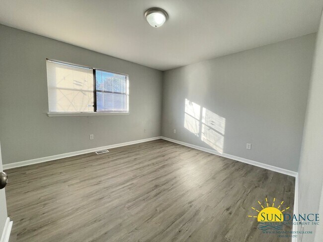 Building Photo - Great End-Unit Townhouse in Fort Walton Beach!