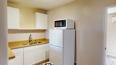 Building Photo - Centrally located studio apartment. Utilit...