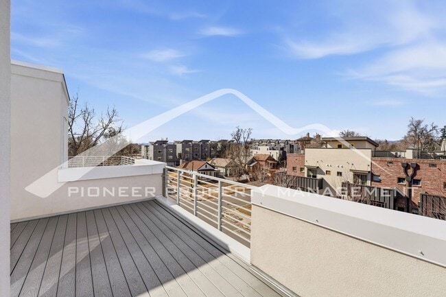 Building Photo - Townhome in the Highlands!