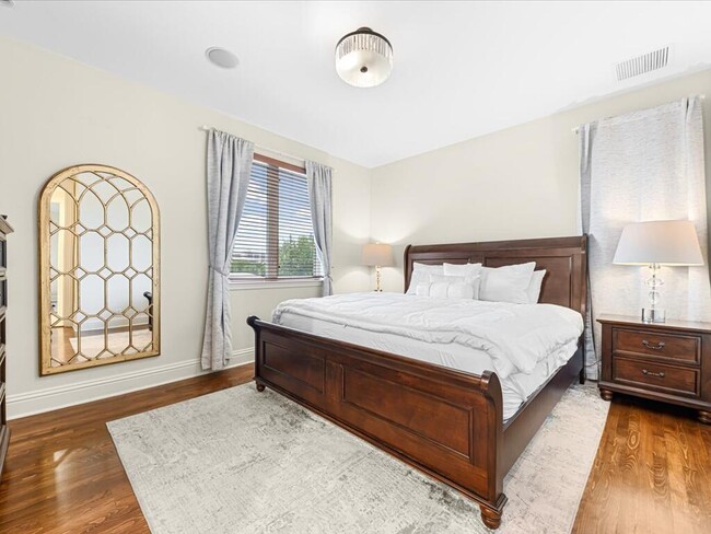 Building Photo - 3030 NE 45th St