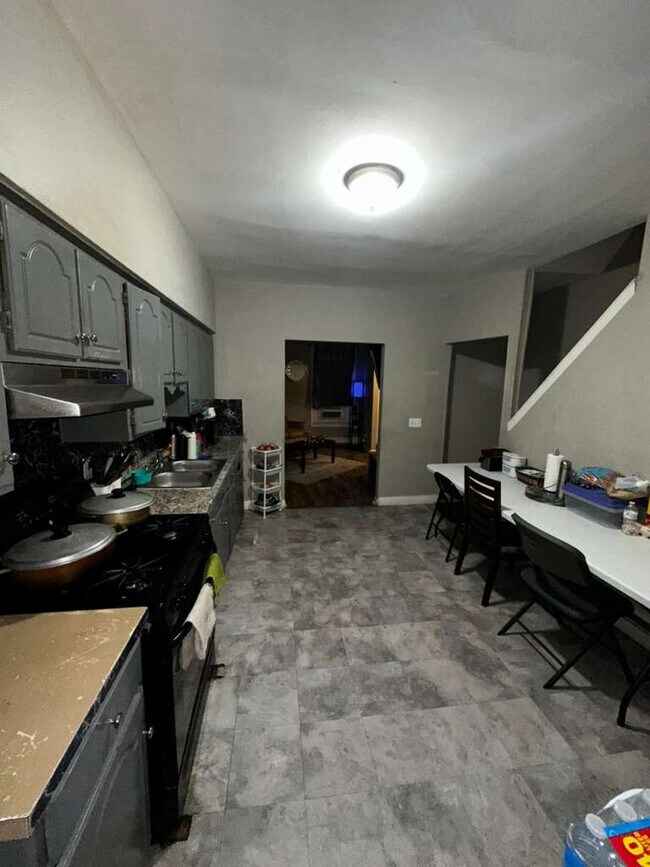 Building Photo - 626 Oak St