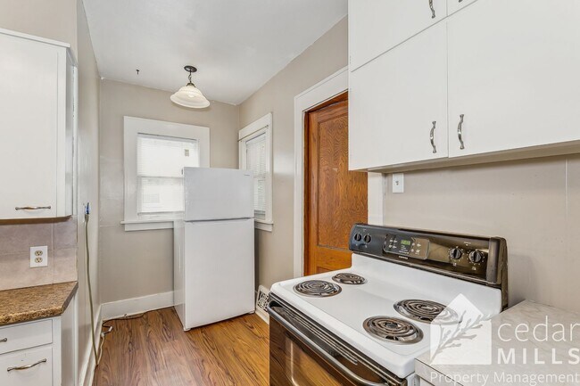 Building Photo - 130 S Charles St