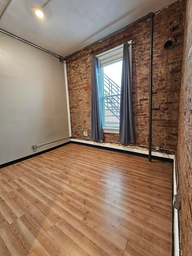 Building Photo - 4 N Park Pl