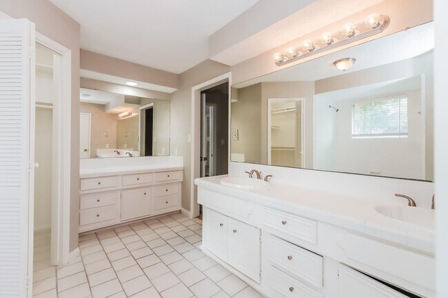 Building Photo - 3823 Glenheather Dr