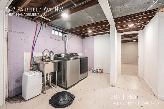 Building Photo - 542 Fairfield Ave NW