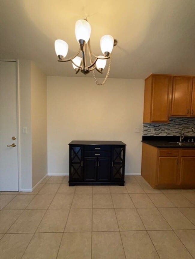 Building Photo - Top floor, 1 Bedroom, 1 Bath Condo in Ston...