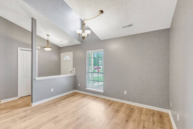 Building Photo - The Lakes