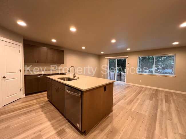 Building Photo - Spacious Townhome in Central Vancouver Location!