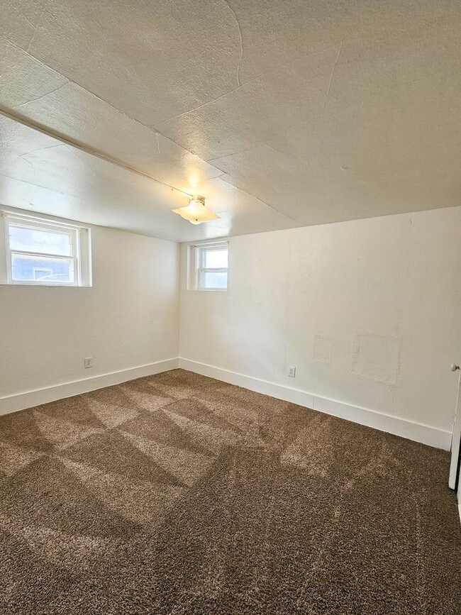 Building Photo - 4 Bedroom Home Located Downtown