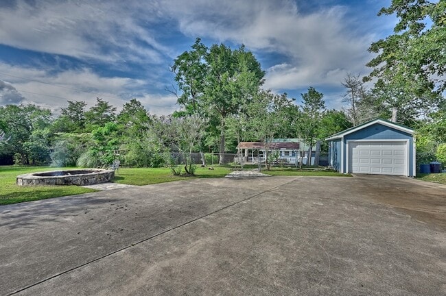 Building Photo - 9481 Lake Forest Cir