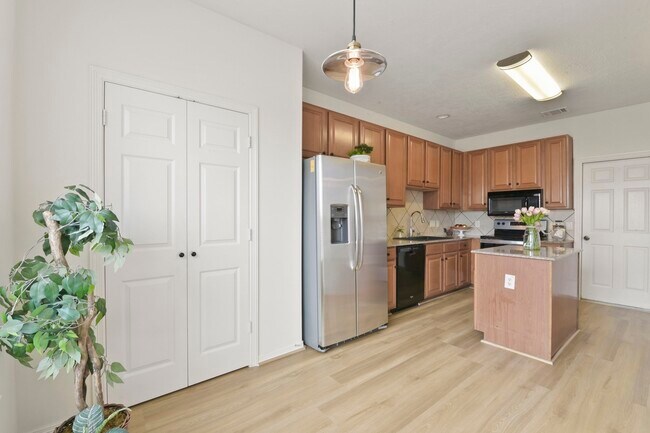 Building Photo - 20910 Sun Creek Dr