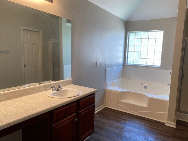 Building Photo - Updated 4 Bed/2.5 Bath in Great Swim/Tenni...