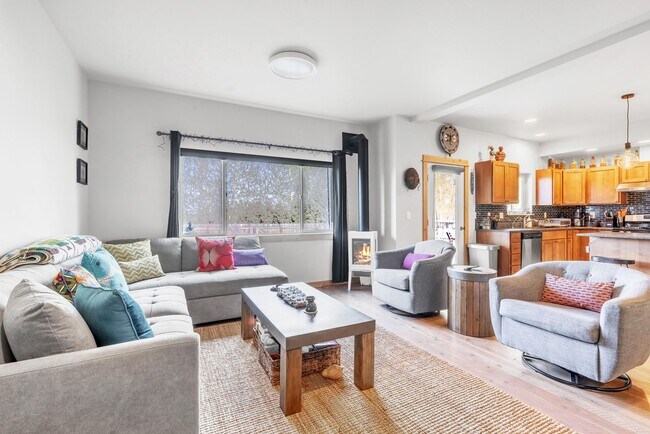 Building Photo - Furnished townhome w/ 2-car garage, backyard & EV charging