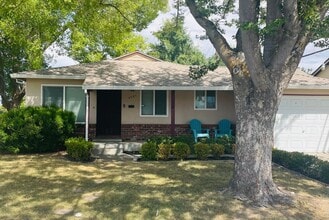 Building Photo - Renovated 2bed/1bath Duplex