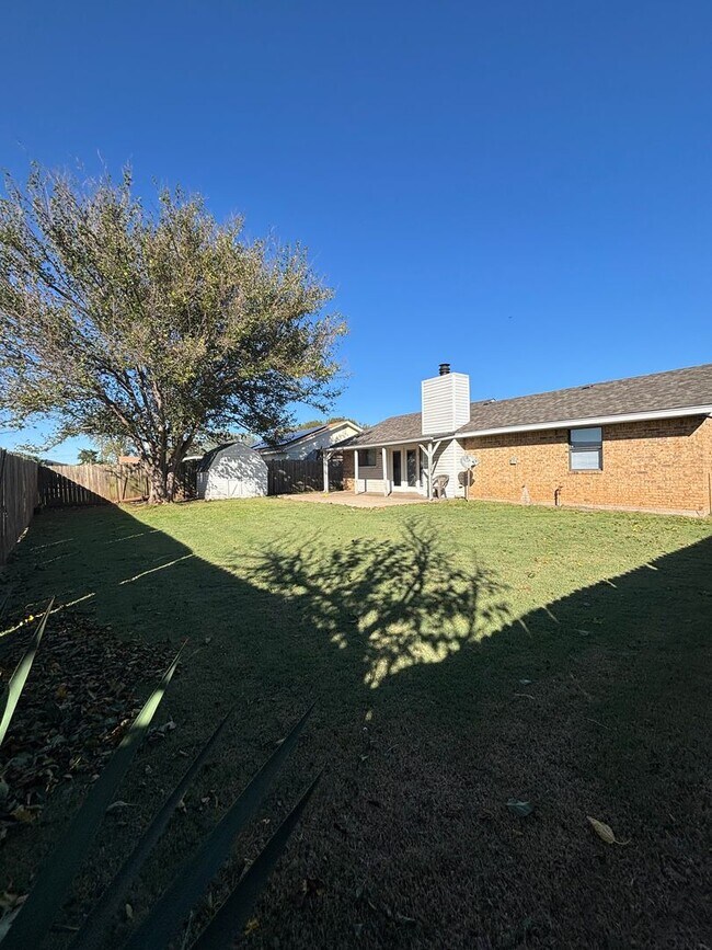 Building Photo - Beautifully remodeled with new paint, floo...