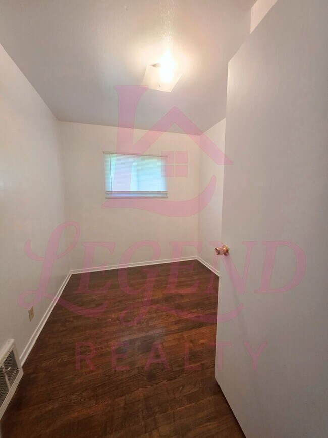 Building Photo - 3 Bedrooms | 1 Bathroom | Hardwood Floors | Bright Living/Dining Area | Galley Kitchen | Unfinish...