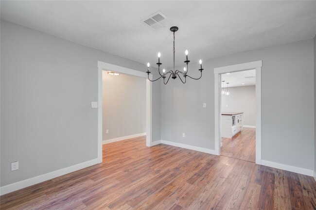 Building Photo - 966 Redway Ln
